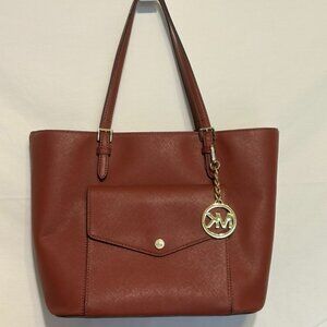 MICHAEL KORS LARGE BROWN SAFFIANO LEATHER JET SNAP FRONT POCKET, CHARM TOTE BAG